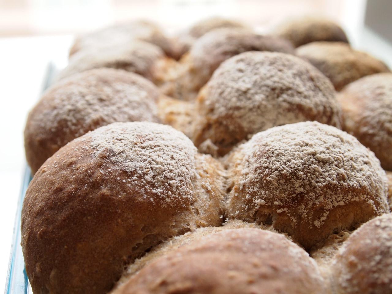 BOLLOS DE CENTENO Y SALCHICHAS BOLLOS DE CENTENO Y SALCHICHAS