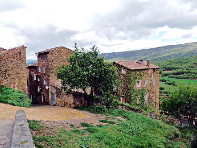 Monasterio de Les Avellanes, a los pies del Montsec Monasterio de Les Avellanes, a los pies del Montsec