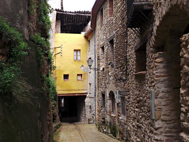 Monasterio de Les Avellanes, a los pies del Montsec Monasterio de Les Avellanes, a los pies del Montsec