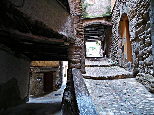 Monasterio de Les Avellanes, a los pies del Montsec Monasterio de Les Avellanes, a los pies del Montsec