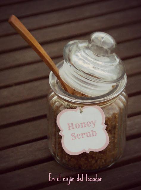 DIY: Exfoliante corporal de azúcar moreno y miel DIY: Exfoliante corporal de azúcar moreno y miel