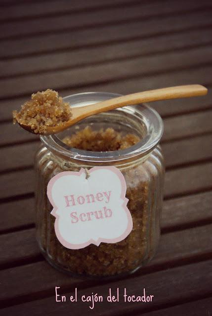 DIY: Exfoliante corporal de azúcar moreno y miel DIY: Exfoliante corporal de azúcar moreno y miel