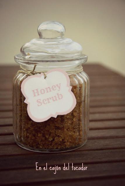 DIY: Exfoliante corporal de azúcar moreno y miel DIY: Exfoliante corporal de azúcar moreno y miel