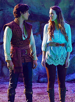 Sophie Lowe y Peter Gadiot (Alicia y Cyrus) El spin-off de Once upon a time es una realidad