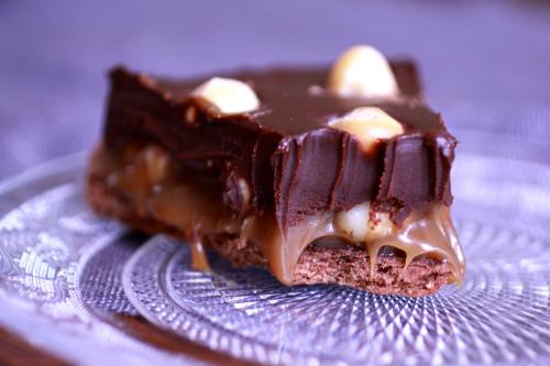 Tarta de coco, caramelo y macadamia