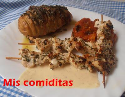 PATATAS HASSELBACK CON PINCHITOS DE POLLO Y SALSA DE HUEVO FRITO