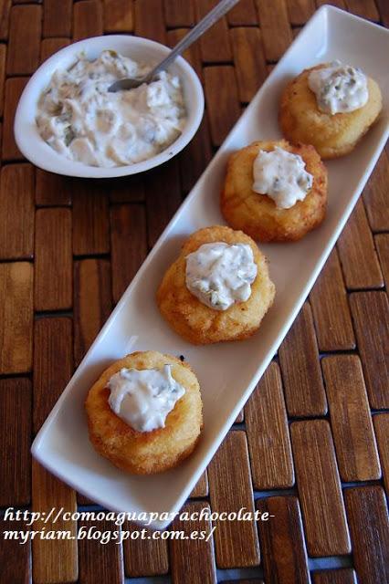 CROQUETAS DE BACALAO CON SALSA TÁRTARA.