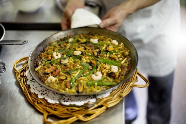 Paella de pasta en el menú de los jueves del restaurante Il Giardinetto paella pasta fettucine