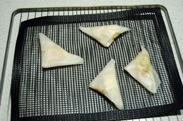 Triángulos de pasta brick rellenos de queso Gorgonzola, puerros y jamón york