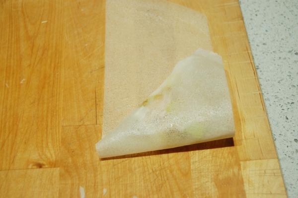 Triángulos de pasta brick rellenos de queso Gorgonzola, puerros y jamón york