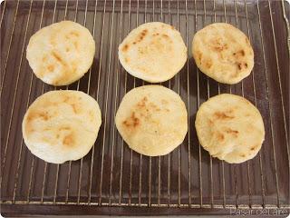 Arepas con pollo, aguacate y mayonesa