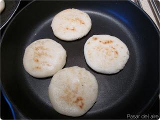 Arepas con pollo, aguacate y mayonesa