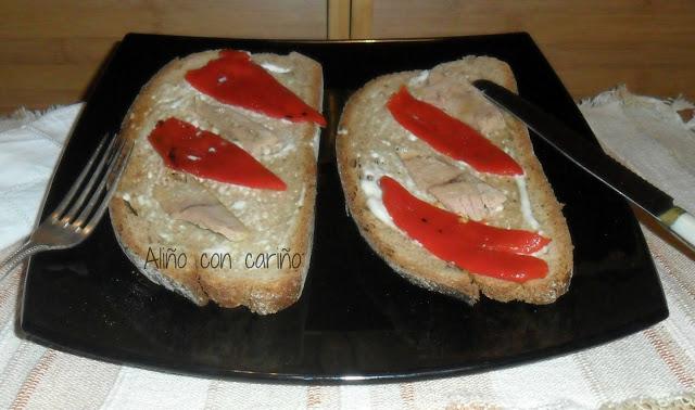 TOSTAS DE PAN DE CENTENO, MAYONESA, VENTRESCA Y PIQUILLOS TOSTAS DE PAN DE CENTENO, MAYONESA, VENTRESCA Y PIQUILLOS