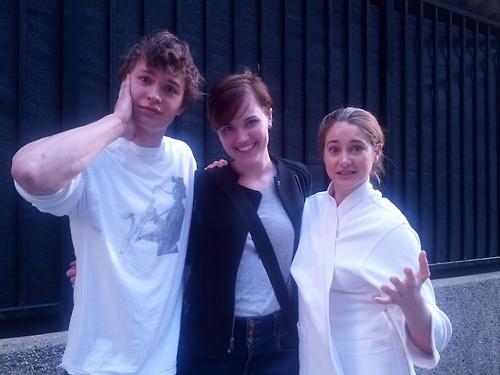 Veronica Roth comparte foto con Ansel Elgort y Shailene Woodley Veronica Roth comparte foto con Ansel Elgort y Shailene Woodley