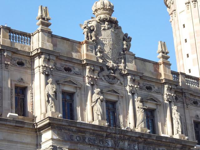 BARCELONA...EDIFICIO DE CORREOS, Y...HERMES, EL MENSAJERO DE LOS DIOSES EN UNAS PINTURAS EN SUS TECHOS...20-05-2013...