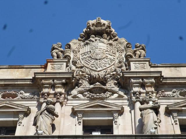 BARCELONA...EDIFICIO DE CORREOS, Y...HERMES, EL MENSAJERO DE LOS DIOSES EN UNAS PINTURAS EN SUS TECHOS...20-05-2013...