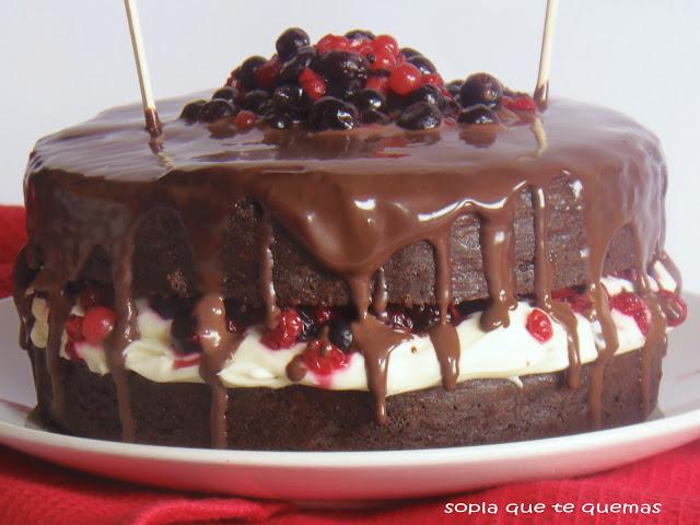 TARTA DE CHOCOLATE CON CREMA DE QUESO Y FRUTOS ROJOS