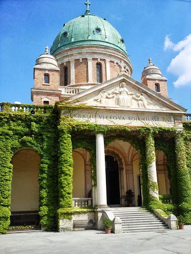 Zagreb, el cruce geografico entre Oriente y Occidente Zagreb, el cruce geografico entre Oriente y Occidente