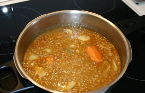 Un estudiante tiene lentejas para comer un lunes j