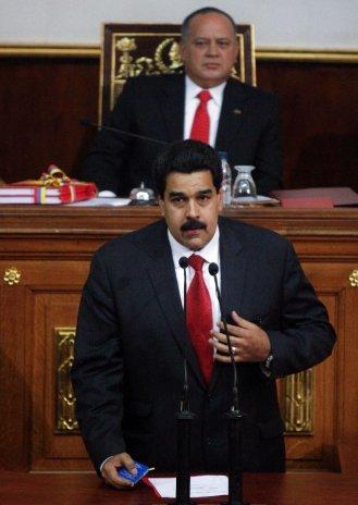 En una conversación telefónica se revela el entramado de corrupción dentro del chavismo, y la financiación que recibiría Diosdado Cabello (al fondo) en solapada pugna por el poder con Nicolás Maduro (frente).