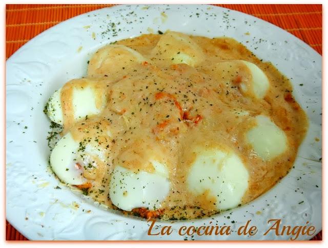 HUEVOS RELLENOS CON SALSA DE GAMBAS HUEVOS RELLENOS CON SALSA DE GAMBAS