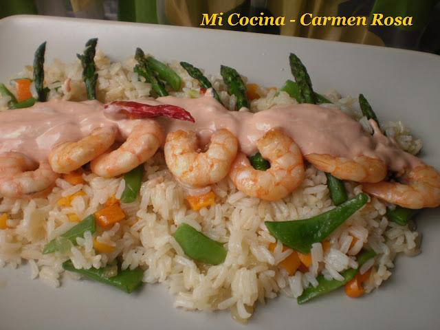 Langostinos con salsa sriracha sobre un lecho de arroz thai con ...