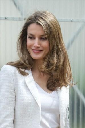 Dña. Letizia, mezcla estilos en su visita a la Fundación Aprocor Dña. Letizia, mezcla estilos en su visita a la Fundación Aprocor