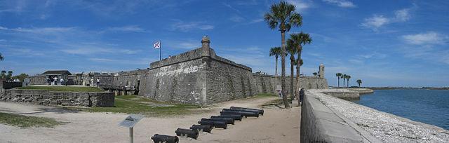 Castillo de San Marcos, Florida. Con la Cruz de Borgoña , símbolo de España