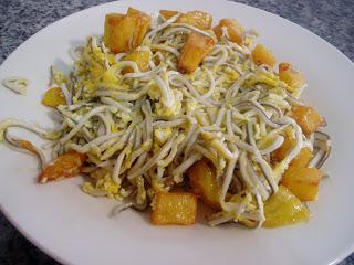 REVUELTO DE GULAS CON PATATAS REVUELTO DE GULAS CON PATATAS