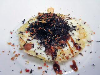 Huevos al horno con puntilla de almendra y trufa negra