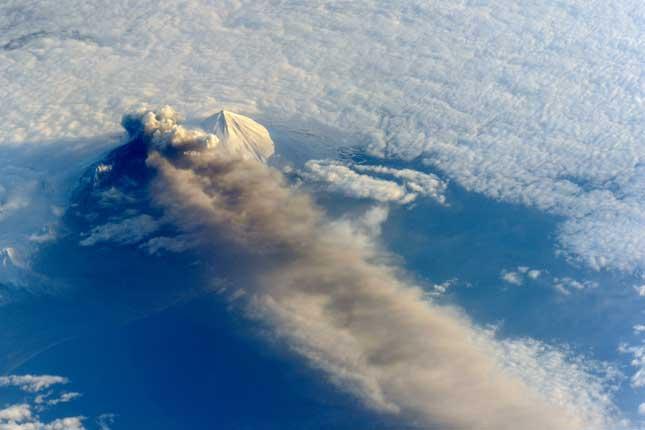 erupción del volcán Pavlof desde la Estación Espacial Internacional