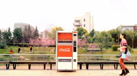 Cupido ya no sabe que hacer para juntar parejas y acude a Coca-Cola cocacola