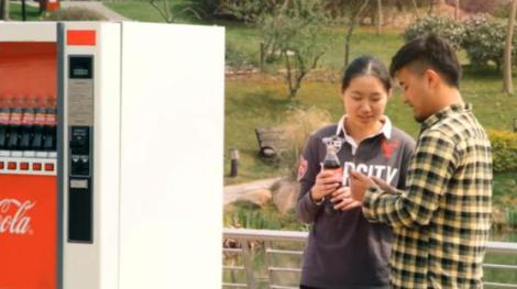 Cupido ya no sabe que hacer para juntar parejas y acude a Coca-Cola cocacola2