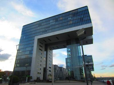 UN MES DURO UN MES DURO