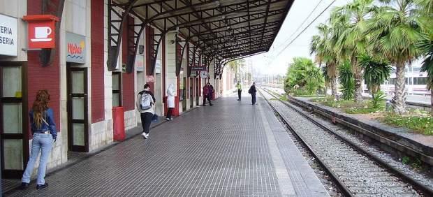 Detenido por patear y lanzar a la vía del tren a una menor magrebí por motivos racistas Detenido por patear y lanzar a la vía del tren a una menor magrebí por motivos racistas