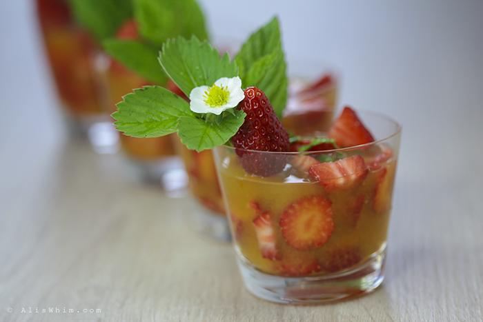 Fresas con zumo de naranja y jarabe de arce strawberries with orange and maple syrup