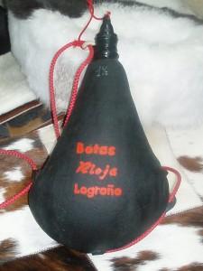 Botas Rioja, boteros de tradición. Bota de vino de piel de cabra teñida en negro impermeabilizada con pez.