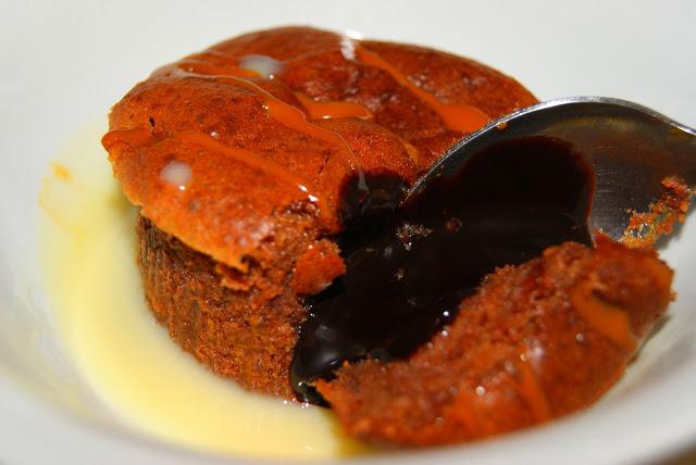 Coulant de Chocolate con Sirope de Toffe y Salsa de Chocolate Blanco Coulant de Chocolate con Sirope de Toffe y Salsa de Chocolate Blanco