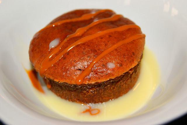 Coulant de Chocolate con Sirope de Toffe y Salsa de Chocolate Blanco Coulant de Chocolate con Sirope de Toffe y Salsa de Chocolate Blanco