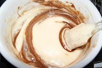 Coulant de Chocolate con Sirope de Toffe y Salsa de Chocolate Blanco Coulant de Chocolate con Sirope de Toffe y Salsa de Chocolate Blanco