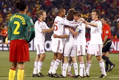 SUDÁFRICA 2010: UNO SUEÑA, EL OTRO SE VUELVE A CASA SUDÁFRICA 2010: UNO SUEÑA, EL OTRO SE VUELVE A CASA