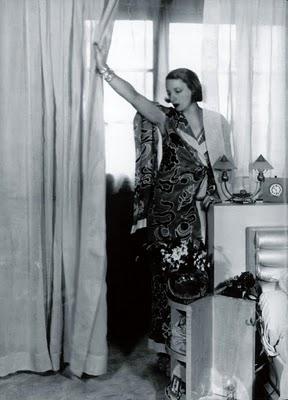 Una pintora extravagante, un poeta decadentista y una época única. Una pintora extravagante, un poeta decadentista y una época única.