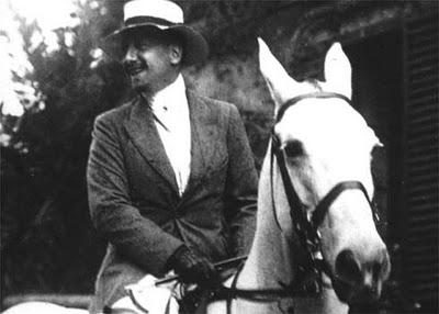 Una pintora extravagante, un poeta decadentista y una época única. Una pintora extravagante, un poeta decadentista y una época única.