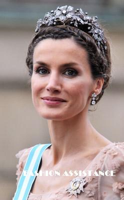 Dña. Letizia en la boda de Victoria de Suecia. Analizamos su look