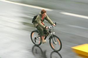 Chico en bicicleta Berlín: Una gran ciudad por la que pedalear