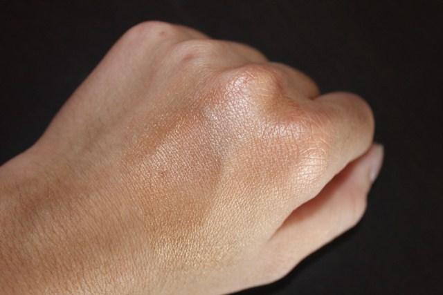 Nuevas compritas en Beautik Mataó muestra crema bronzeadora essence