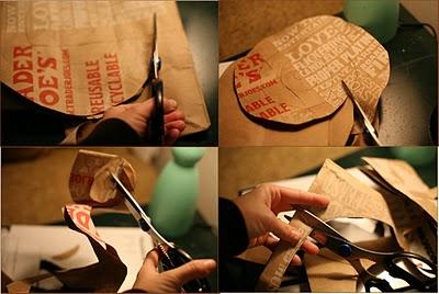 Un ramo de flores con una bolsa de papel Un ramo de flores con una bolsa de papel