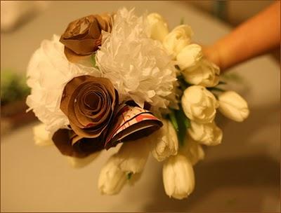 Un ramo de flores con una bolsa de papel Un ramo de flores con una bolsa de papel