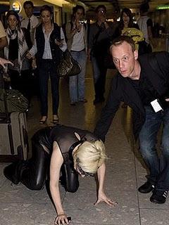 Lady Gaga termina gagueando en el suelo de un aereopuerto