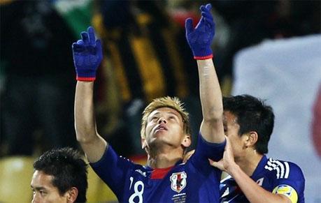 Honda festeja el primer tanto japonés Con dos tiros libres, Japón le gana a Dinamarca y clasifica a octavos